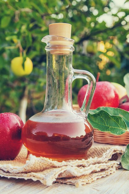 Vinagre de manzana en una botella. Enfoque selectivo.