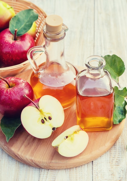 Vinagre de manzana en una botella. Enfoque selectivo.