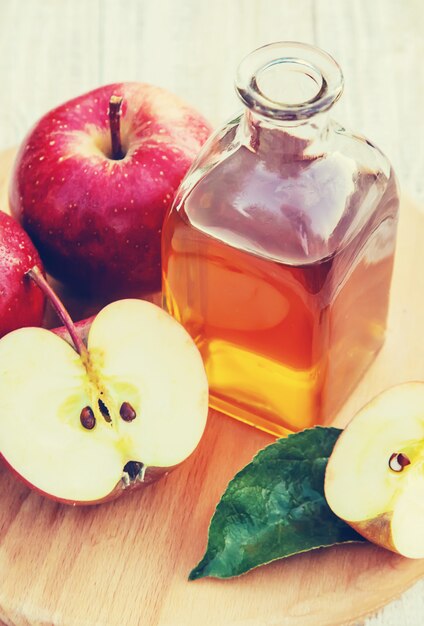 Vinagre de manzana en una botella. Enfoque selectivo.