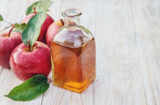 Vinagre de manzana en una botella