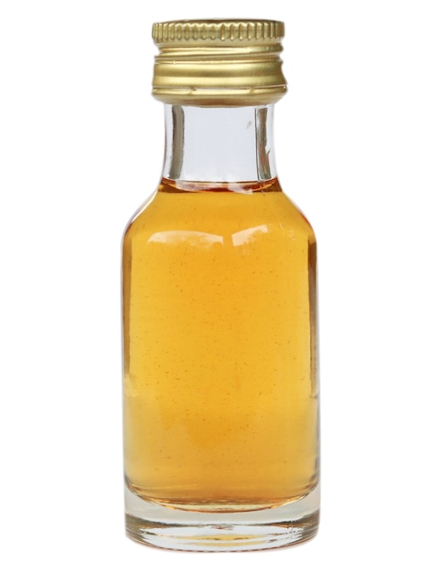 Vinagre de sidra de manzana en botella de vidrio sobre fondo blanco.
