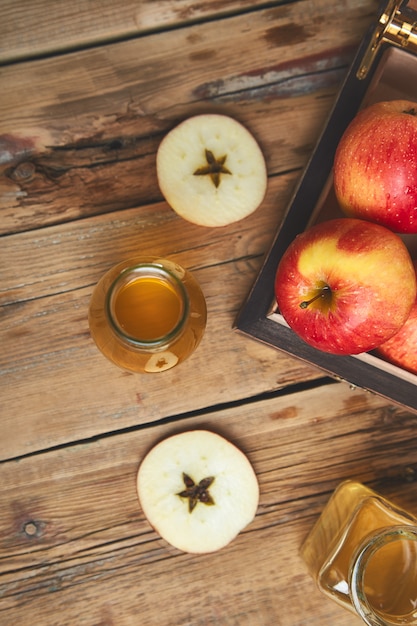 Foto vinagre de sidra de manzana. botella de vinagre orgánico de manzana