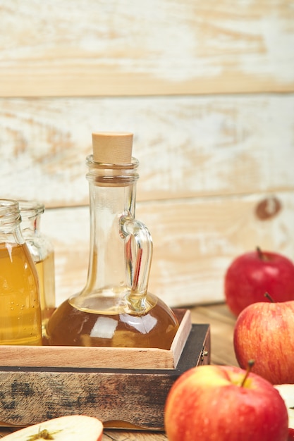 Vinagre de sidra de manzana. Botella de vinagre orgánico de manzana