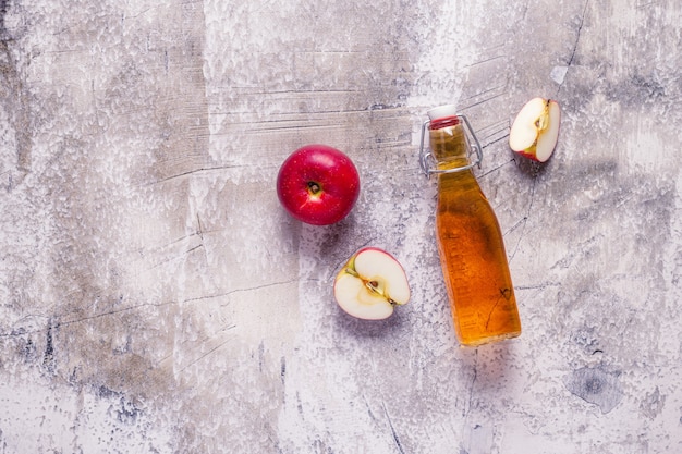 Vinagre de sidra de manzana o bebida de frutas fermentadas, vista superior.