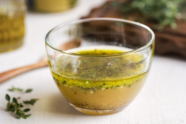 Vinagreta casera de tomillo con ingredientes frescos