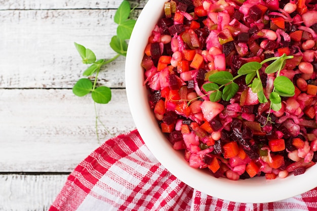 Vinagreta de ensalada de remolacha en un tazón blanco