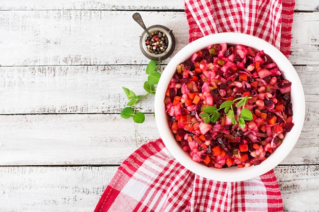 Vinagreta de ensalada de remolacha en un tazón blanco