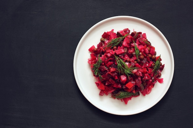 Vinagreta Ensalada Rusa De Remolacha Guisantes Patatas Y Otras Verduras Vista Superior