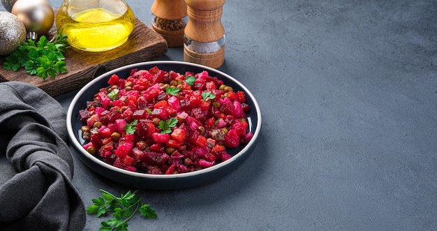 Vinagreta de ensalada tradicional con verduras, guisantes y chucrut sobre un fondo oscuro