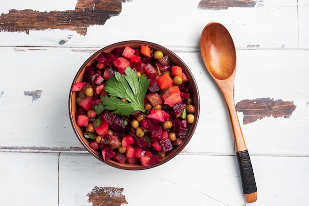 Vinagrete com beterraba e legumes cozidos tradicional salada caseira russa Espaço de cópia de fundo rústico de madeira