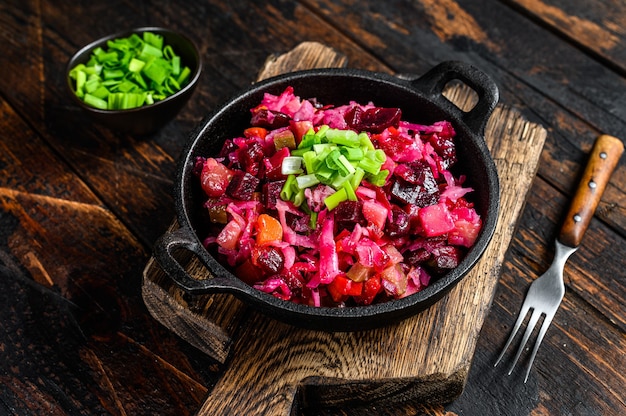 Foto vinagrete de salada de vegetais de beterraba russa em uma panela.