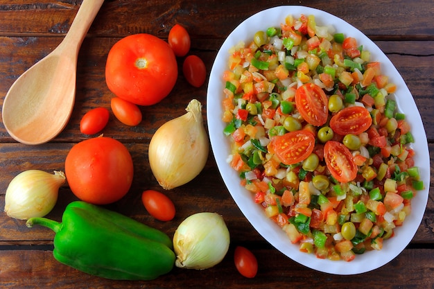 Foto vinagrete ou vinagrete é uma salada da cozinha tradicional brasileira feita com tomate, pimentão, cebola, vinagre, salsa e azeitona.