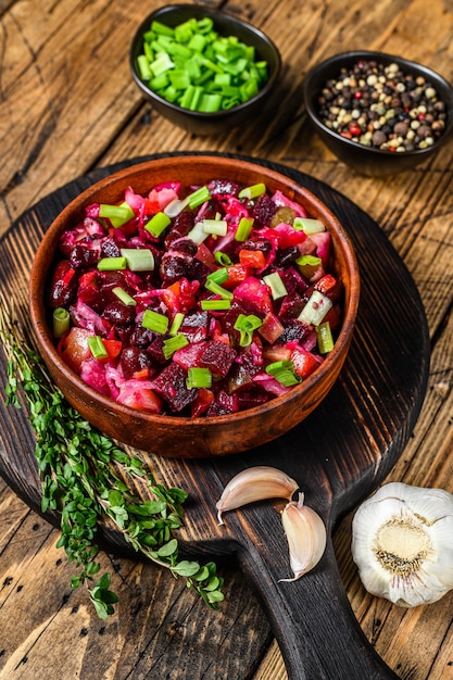 Foto vinagrete tradicional de salada russa com vegetais cozidos