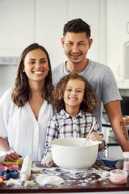 Foto un vínculo por el que todos se esfuerzan retrato de una adorable niña horneando con sus padres en casa