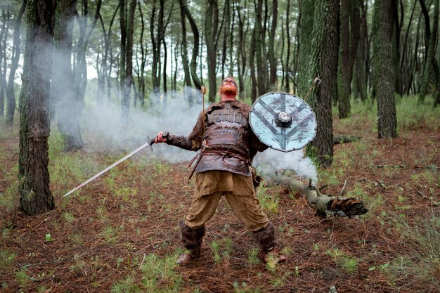 Vingança real sangrenta com seu treinamento da espada para o combate