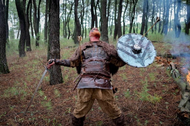 Vingança real sangrenta com seu treinamento da espada para o combate