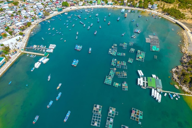 Vinh Hy Bay im Sommer mittags von oben gesehen, mit Hunderten von Fischerbooten, die vor Anker liegen und fischen
