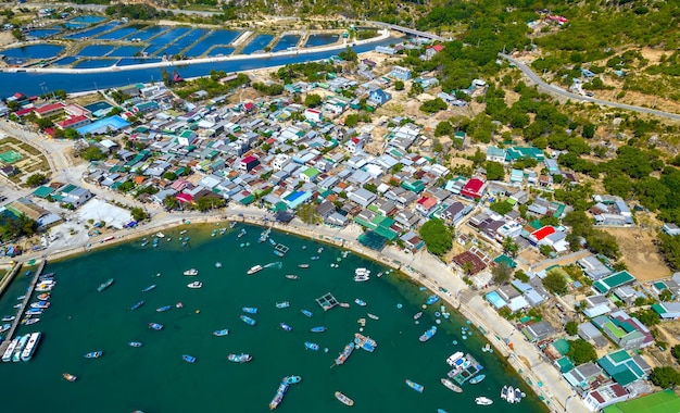 Vinh Hy Bay im Sommer mittags von oben gesehen, mit Hunderten von Fischerbooten, die vor Anker liegen und fischen