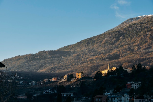 Vinhas acima de Sondrio uma cidade e comuna italiana localizada no coração da região vinícola de Valtellina População 20000