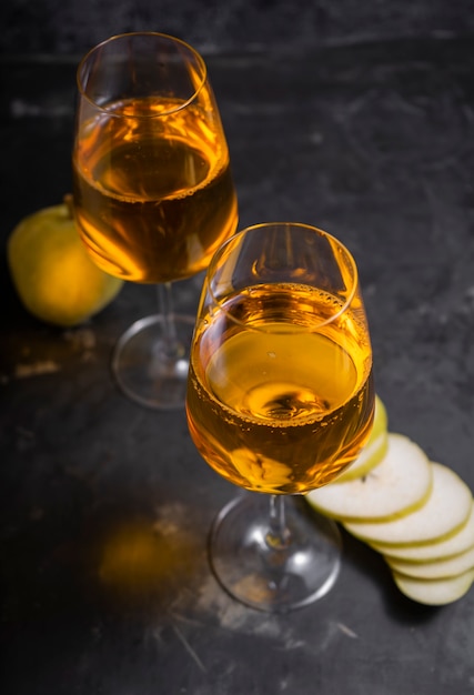 Vinho âmbar ou laranja feito de uvas brancas. em uma taça de vinho alta. Vinho nacional da Geórgia de acordo com tecnologia antiga