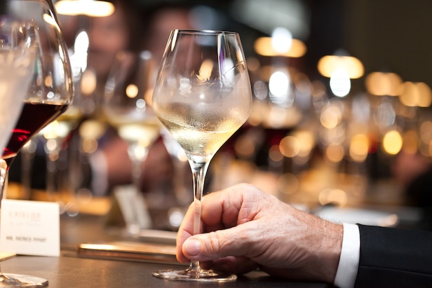 Vinho branco à mão com jantar no restaurante