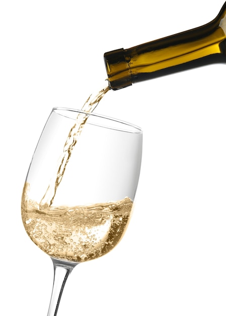 Vinho branco derramando em copo de vinho isolado no branco