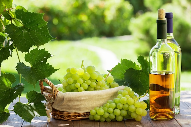 Vinho branco e uvas