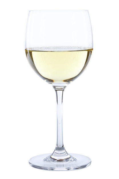 Vinho branco em um copo de álcool isolado no branco