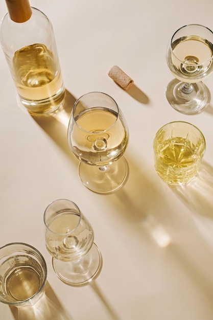 Vinho branco servido em copos de cristal variados