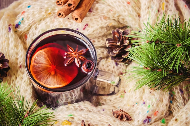 Vinho com canela. foco seletivo. bebida de natal e comida.