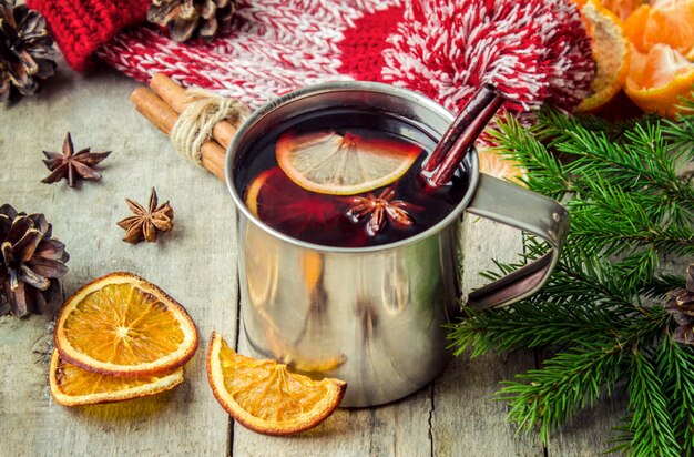 Vinho com canela. foco seletivo. bebidas de natal. comida.