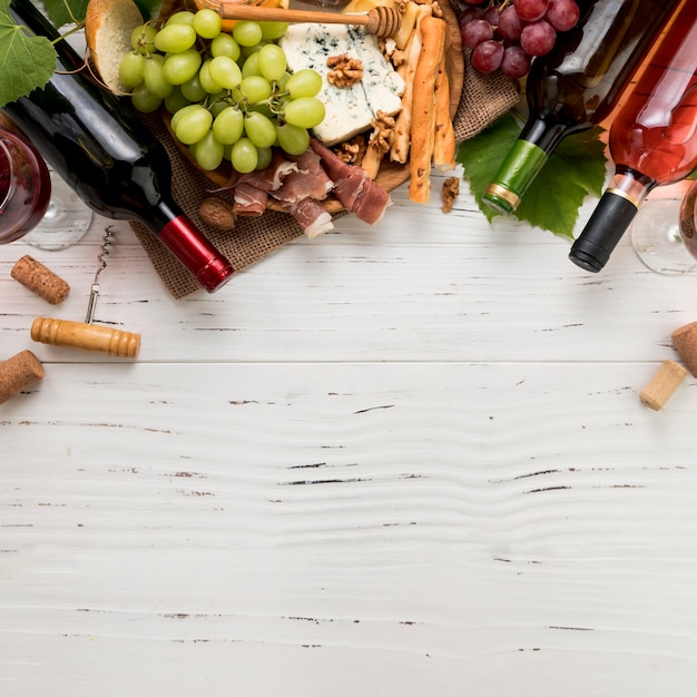 Foto vinho com comida no fundo de madeira