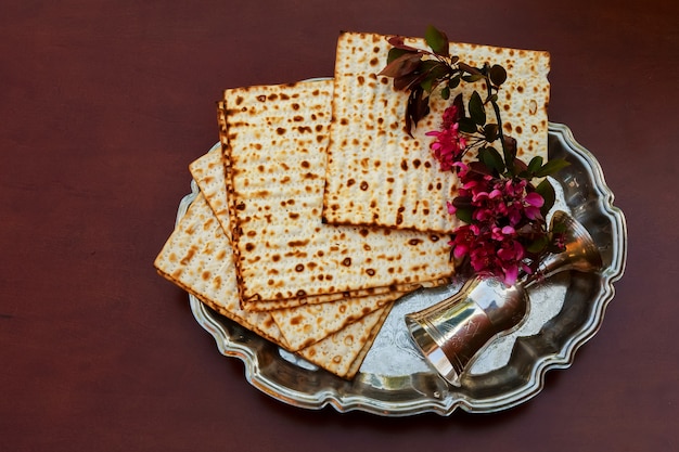 Vinho da opinião superior e pão judaico do passover do matzoh sobre o fundo de madeira.