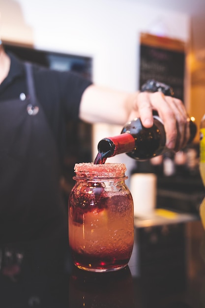 Vinho doce e bebida de coca em um bar de pub.