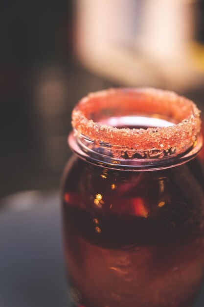 Vinho doce e bebida de coca em um bar de pub.