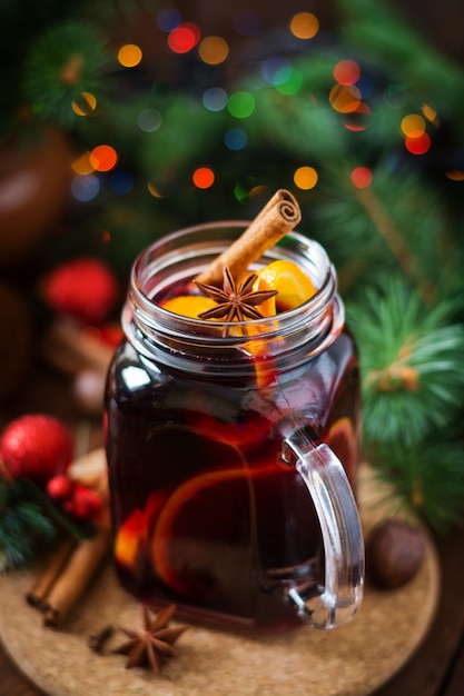 Vinho e especiarias de natal. fundo de natal.