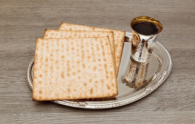 Vinho e pão matzoh da páscoa judaica Pessach matzo vinho da páscoa