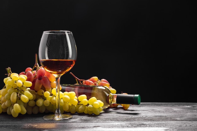 Vinho e uvas na mesa