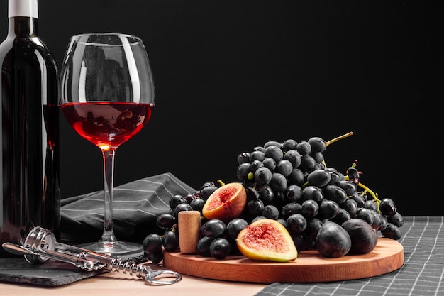 Vinho e uvas na mesa