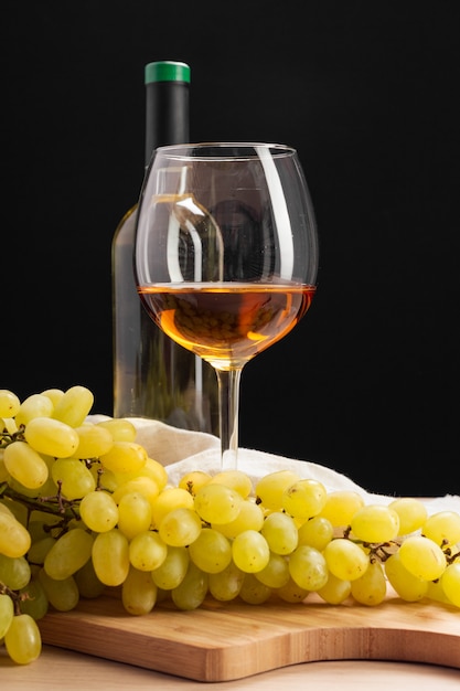 Vinho e uvas na mesa