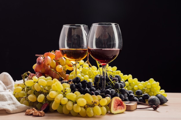 Vinho e uvas na mesa