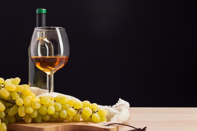 Vinho e uvas na mesa