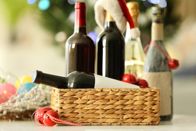 Vinho em caixa de vime e decoração de Natal em quarto