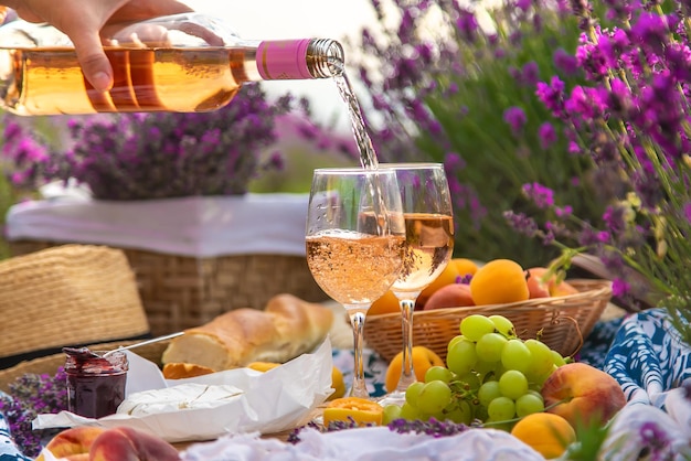 Vinho em um campo de lavanda foco seletivo