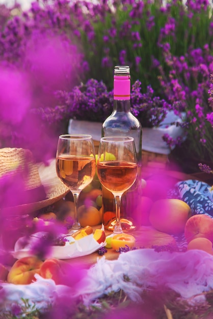 Vinho em um campo de lavanda Foco seletivo