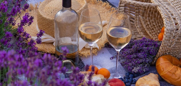 Vinho frutas bagas copos de queijo piquenique no campo de lavanda Foco seletivo