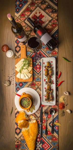 Foto vinho georgiano com rolos de berinjela com pão e chakhobili na panela. prato nacional georgiano caseiro. conceito - menu de restaurante