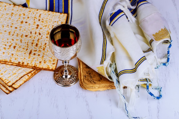 Vinho kosher vermelho com um prato branco de matzah ou matza e uma Páscoa