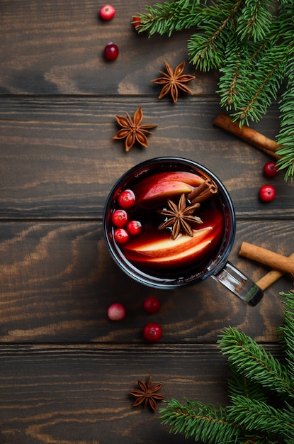 Vinho Mulled Natal com maçã e Cranberries. Conceito de férias.