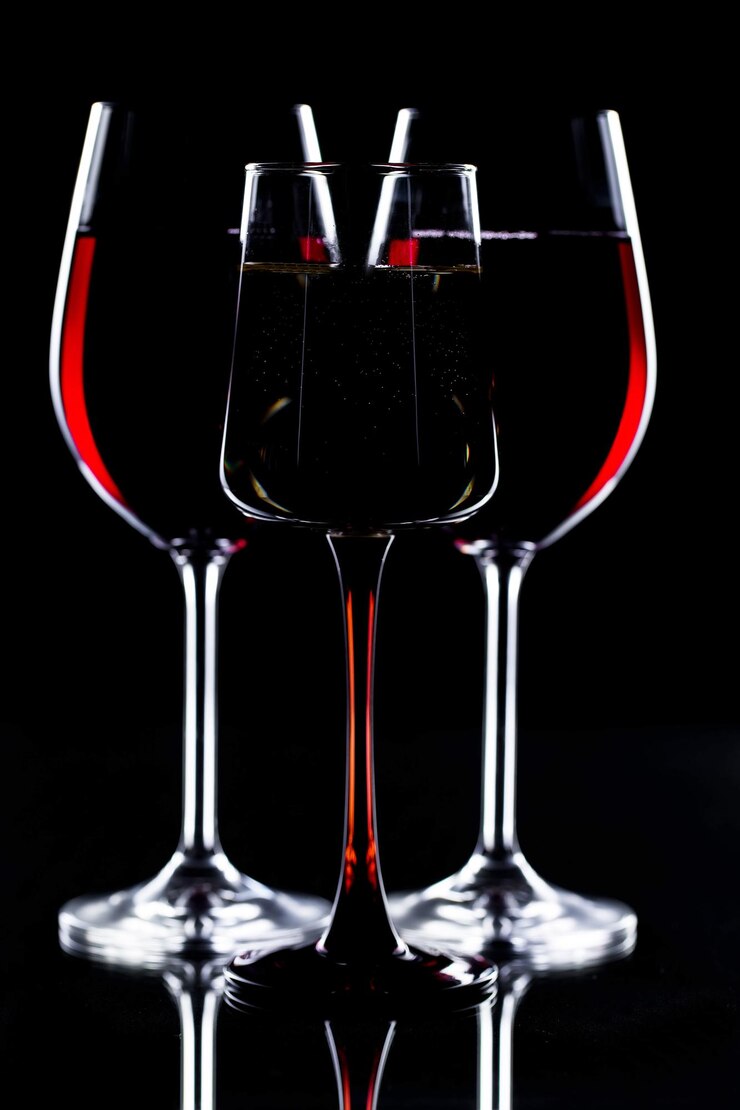 Foto vinho na taça com garrafa